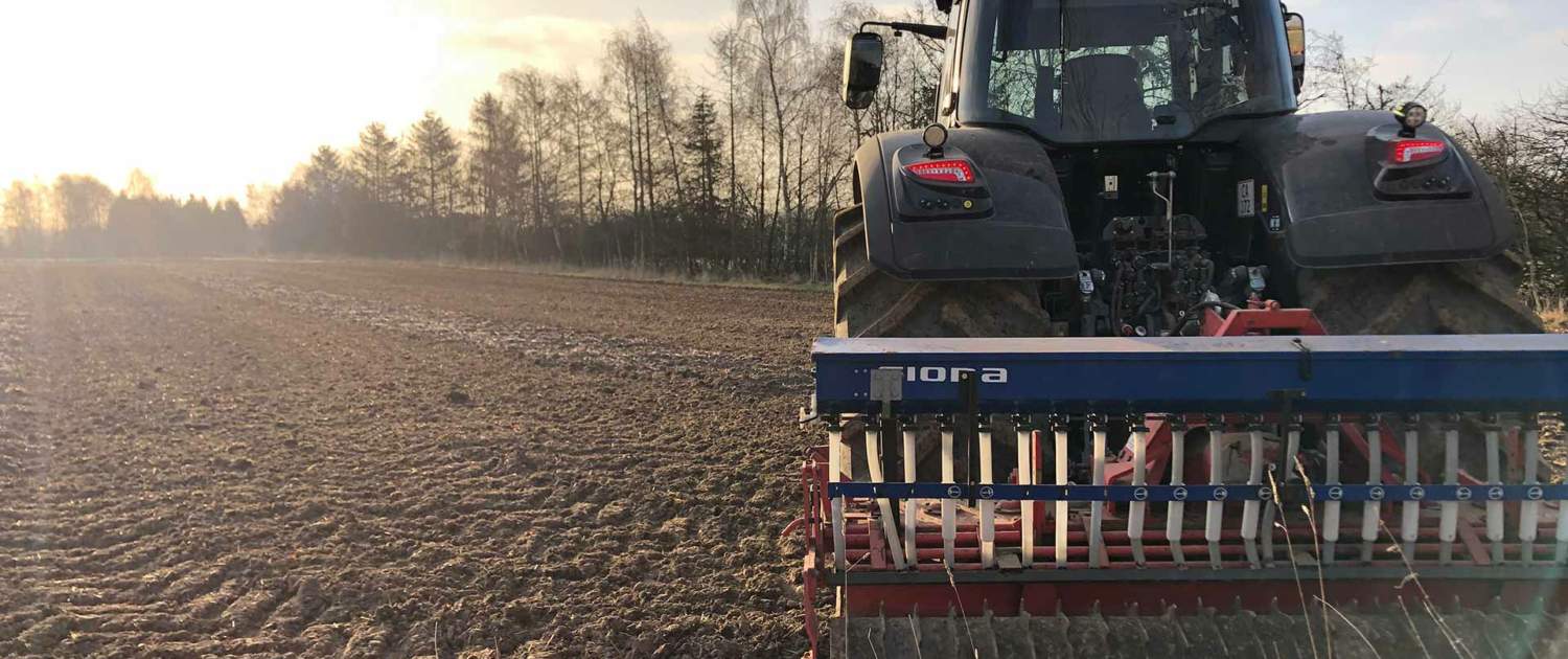 Landbrugsarbejde med traktor