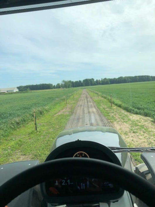 traktor på grusvej
