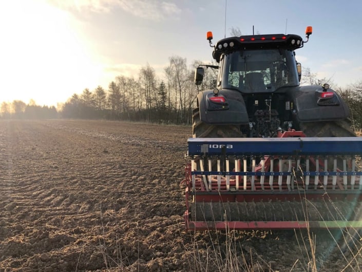 sort traktor med såmaskine