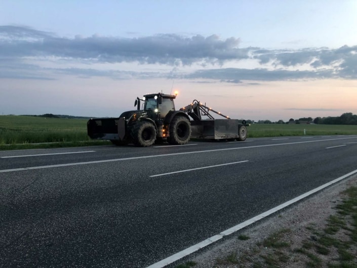 scraper på sort asfalt vej